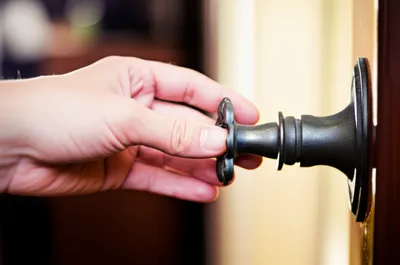 Illustration latch - Image 1