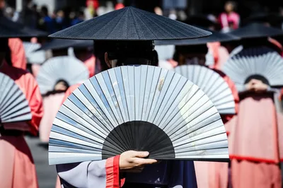 Illustration masked - Image 1