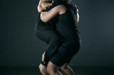 Illustration kneeing - Image 1