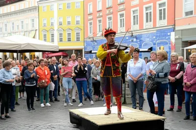 Illustration crowding - Image 1