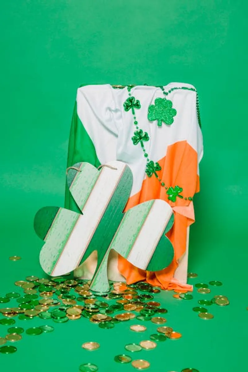 的视觉插图 trefoil: 三叶饰，三叶形。
 - 图片 2