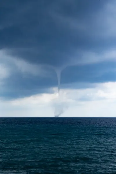 Illustration waterspouts - Image 3
