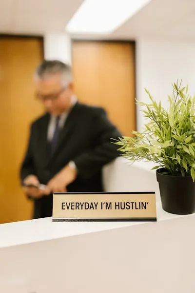 Illustration hustling - Image 2