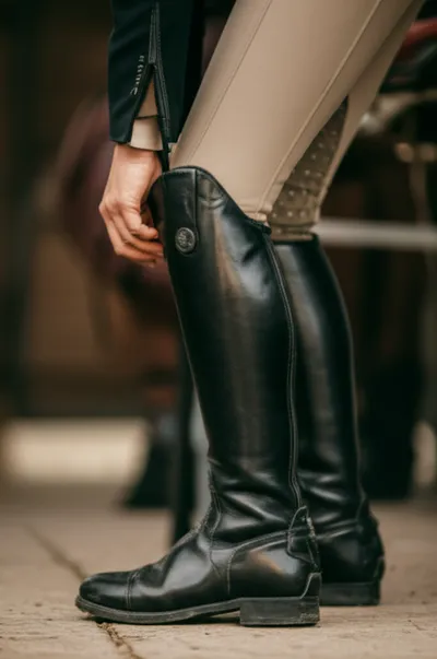 Illustration booted - Image 1