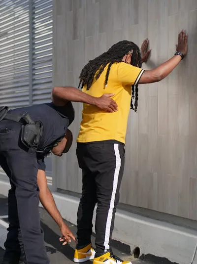 Illustration frisking - Image 2