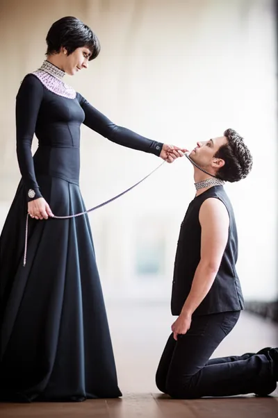 Illustration collared - Image 1