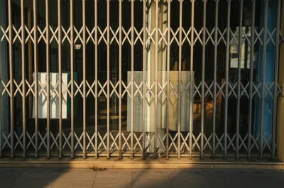 Illustration shuttered - Image 1