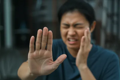 Illustration wincing - Image 1