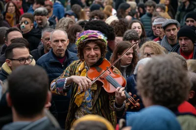 Illustration crowded - Image 1