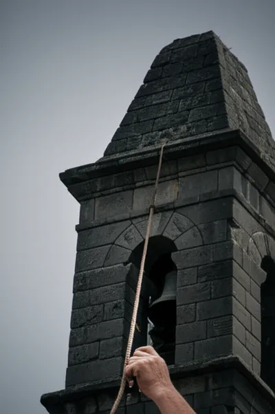 Illustration knelling - Image 1