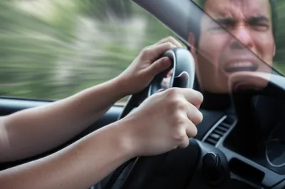 Illustration wrenching - Image 1