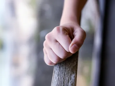 Illustration clutched - Image 1