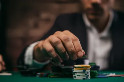 Visual illustration for the word "tells" - A reflexive, often habitual behavior, especially one occurring in a context that often features attempts at deception by persons under psychological stress (such as a poker game or police interrogation), that reveals information that the person exhibiting the behavior is attempting to withhold.