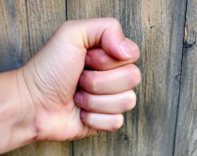 Illustration knocking - Image 1