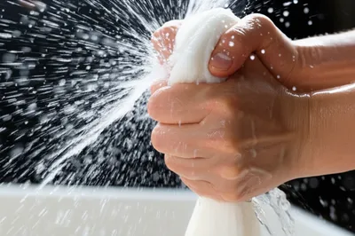 Illustration wringing - Image 1