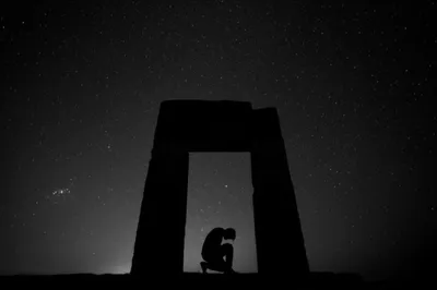 Illustration solemn - Image 1