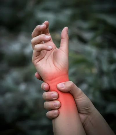 Illustration wrenching - Image 1