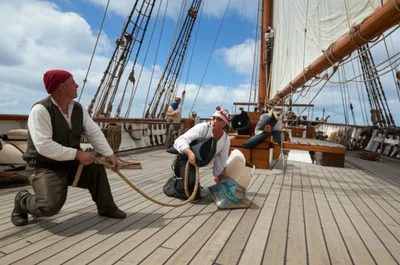 Illustration deckhands - Image 1