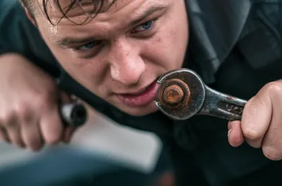 Illustration wrenching - Image 1