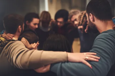 Illustration huddled - Image 1