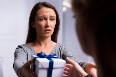 Illustration gives - Image 1