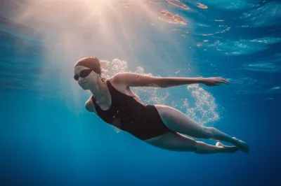 توضيح مرئي للكلمة "swimmer" - سباح