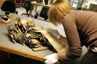 Illustration historian - Image 2