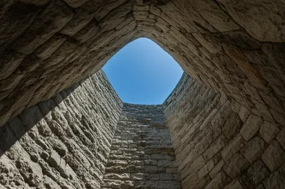 Illustration narrow - Image 1