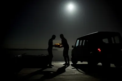 Illustration smuggling - Image 1