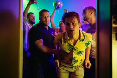 Illustration gatecrashing