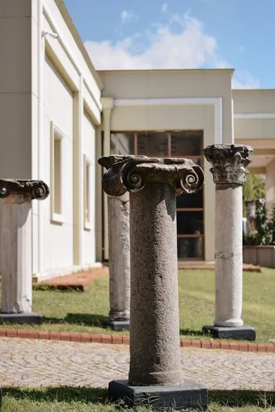 Illustration capitals - Image 2