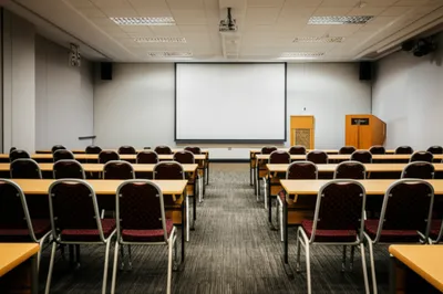 Illustration held - Image 1