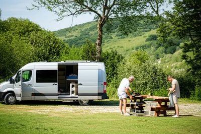 Illustration camper - Image 1