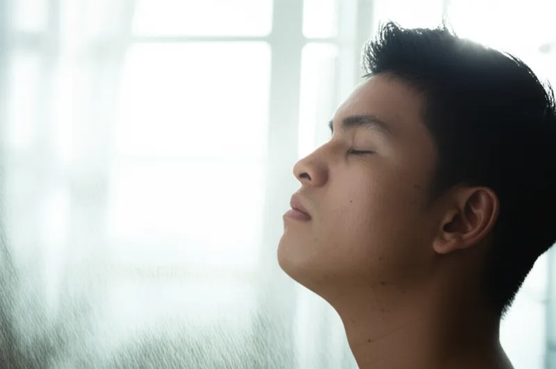 "relieved" शब्द का दृश्य चित्रण - राहत देना, शांत करना, हल्का करना