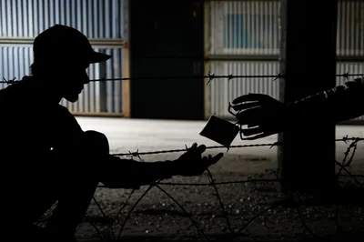 Illustration smuggling - Image 1