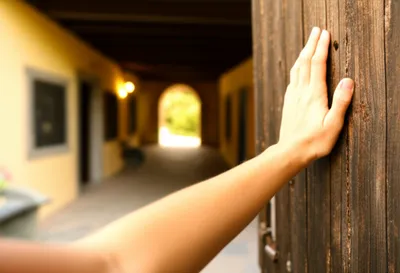 Illustration gives - Image 1