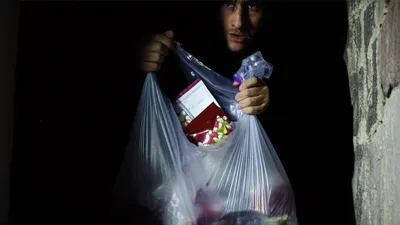 Illustration held - Image 1