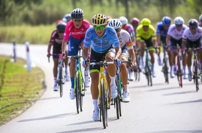 Illustration kicking - Image 1