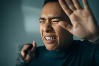 Illustration wincing - Image 1