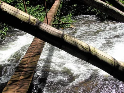 Illustration visuelle du mot « athwart » - De côté à côté, en travers