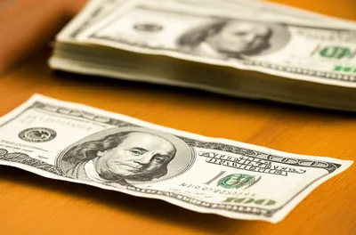 Illustration hundreds