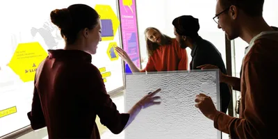 Illustration displays - Image 1