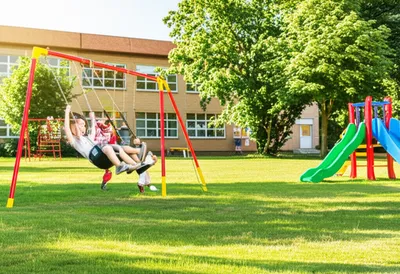 توضيح مرئي للكلمة "schoolyard" - ساحة المدرسة