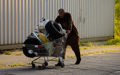 Illustration totter - Image 1