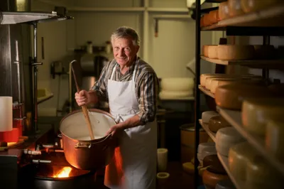 Illustration cheesemaker