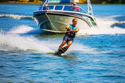 Illustration waterskiing