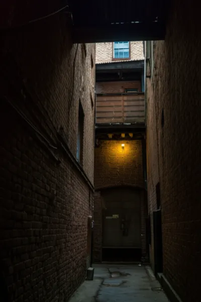 Illustration closes - Image 1