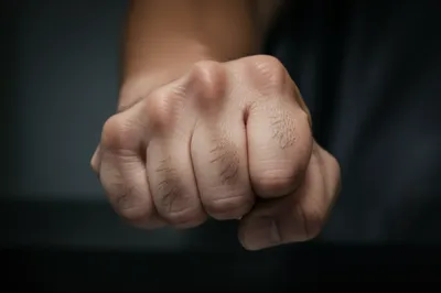 Illustration clenched - Image 1