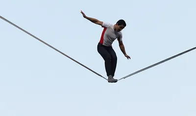 Illustration narrowly - Image 1