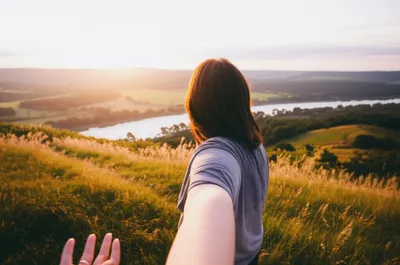 Illustration gives - Image 1